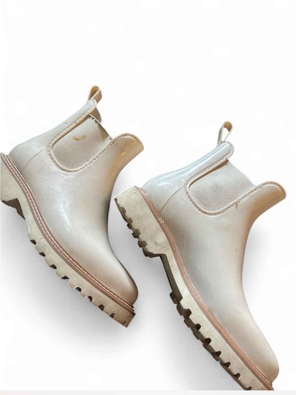 Women’s dolce vita White Chelsea rain boots with nude stitching #chelsea #stitch